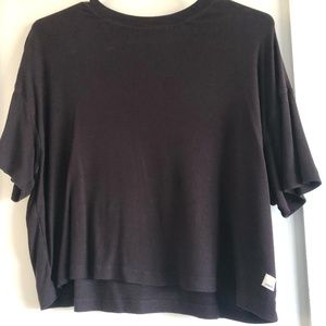 Vuori Lightweight Cropped Shirt in Deep Plumb Size XS